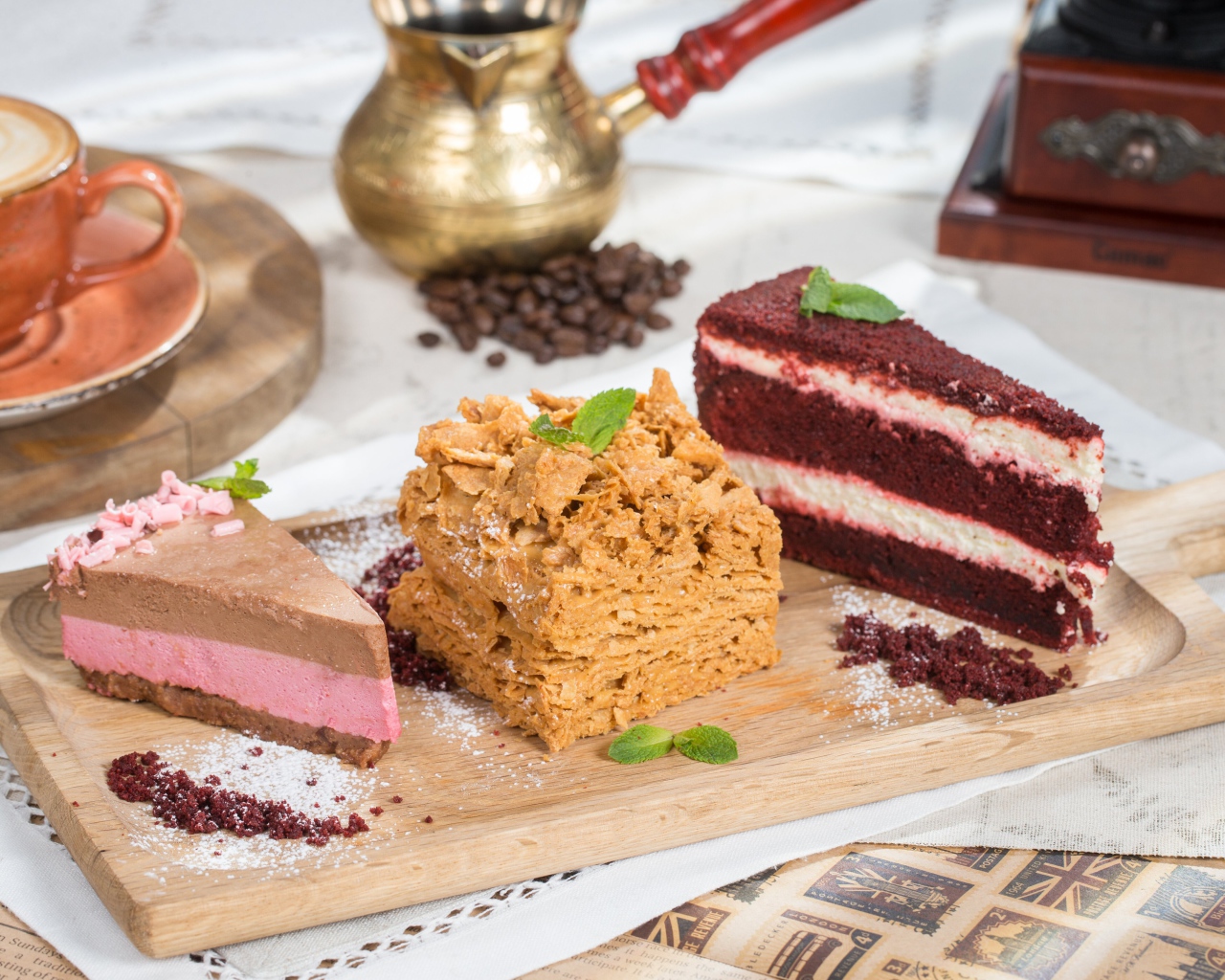 Три аппетитных куска торта на разделочной доске