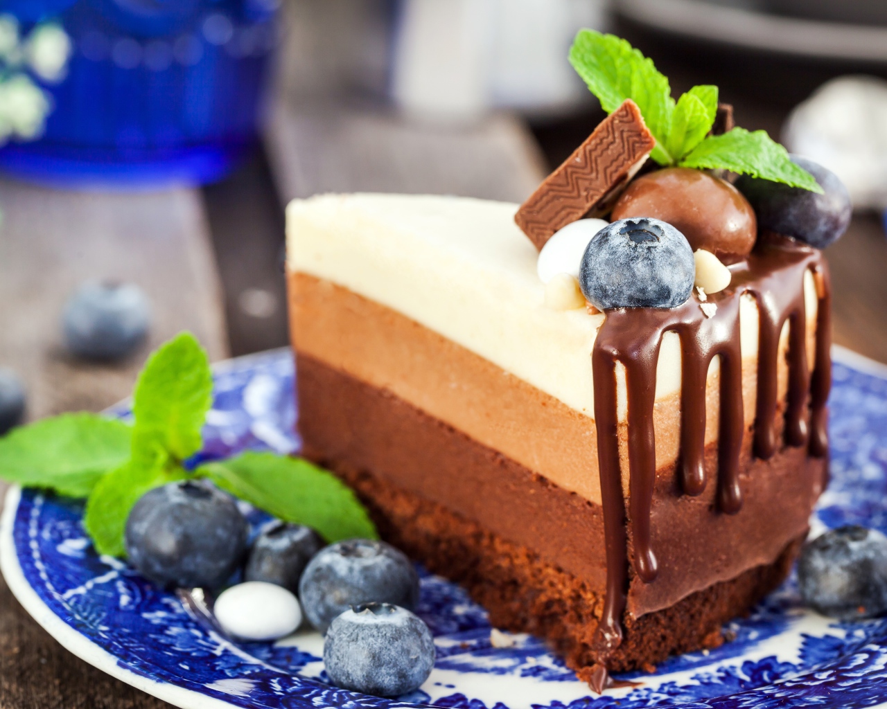 Торт три шоколада с ягодами черники