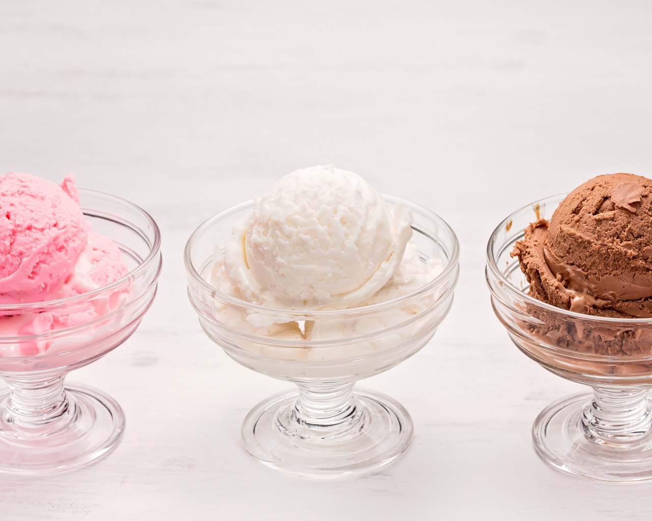 Три креманки с шариками мороженого