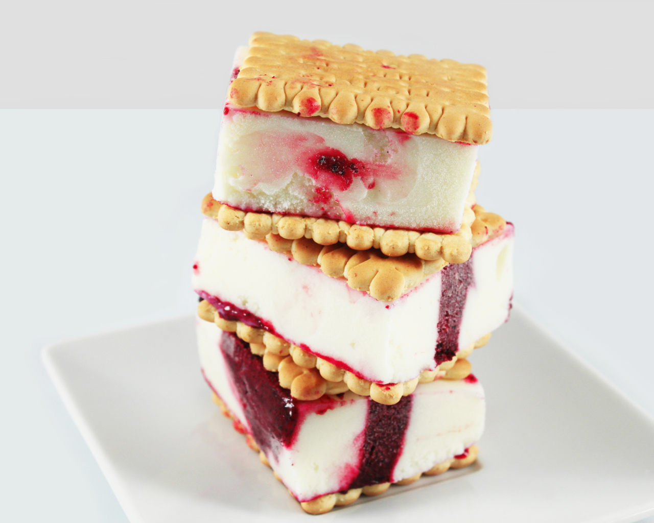 Три кусочка мороженого с печеньем на сером фоне