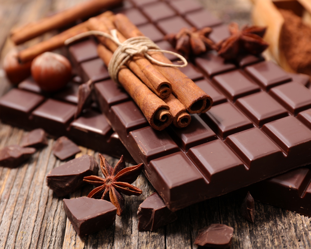Плитка черного шоколада с корицей и бадьяном