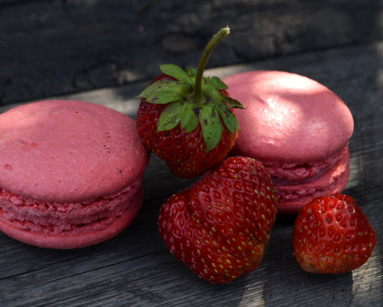 Два аппетитных макарона с клубникой