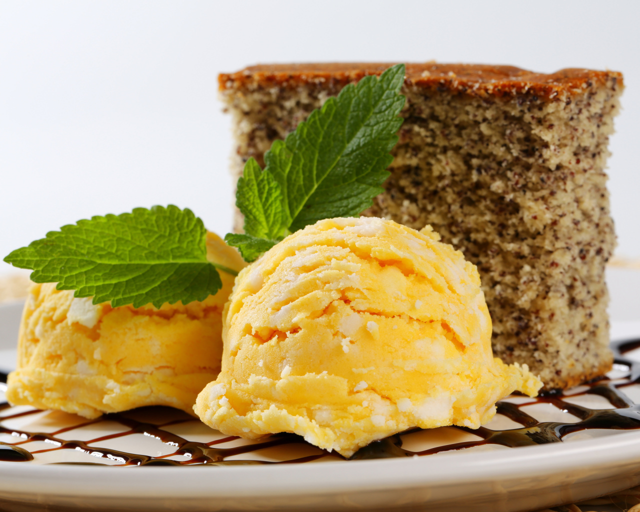 Два шарика фруктового мороженого с кусочком пирога