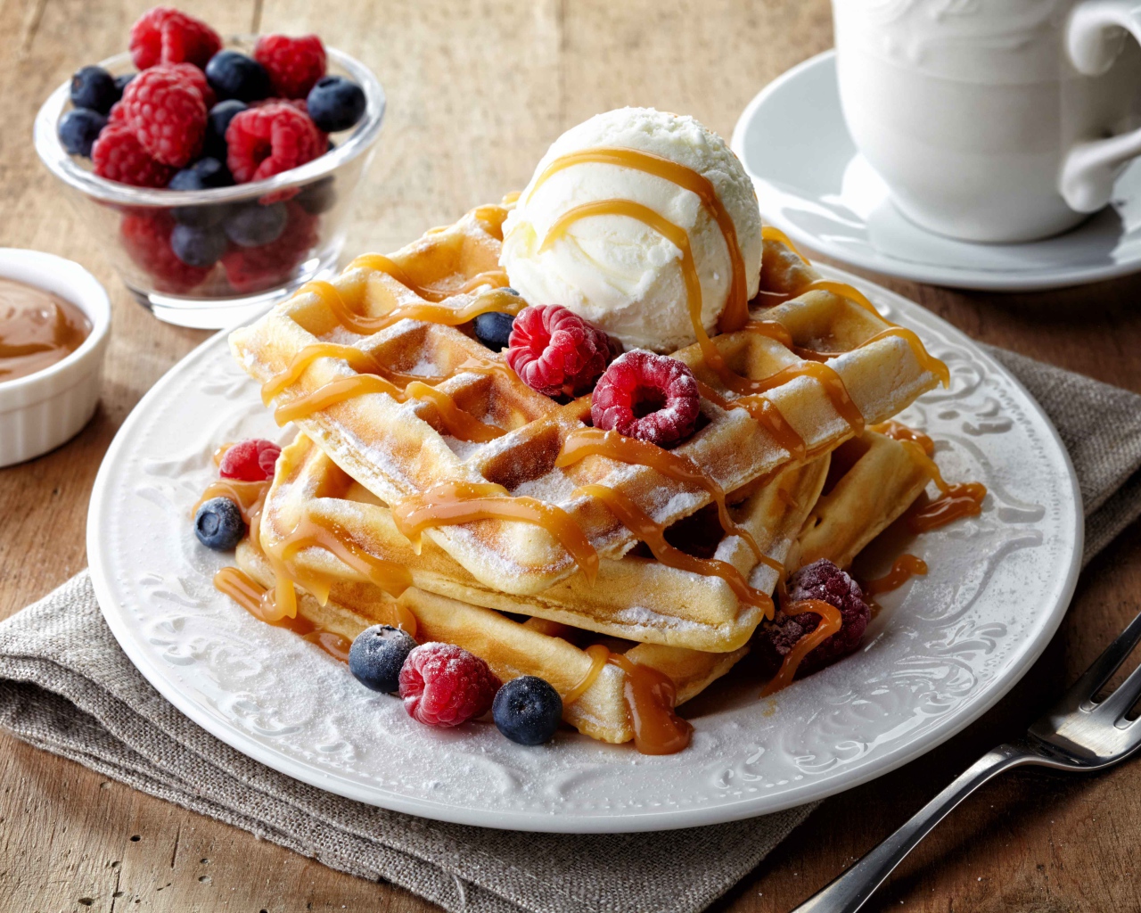 Шарик ванильного мороженого со сладкими вафлями и сгущенкой