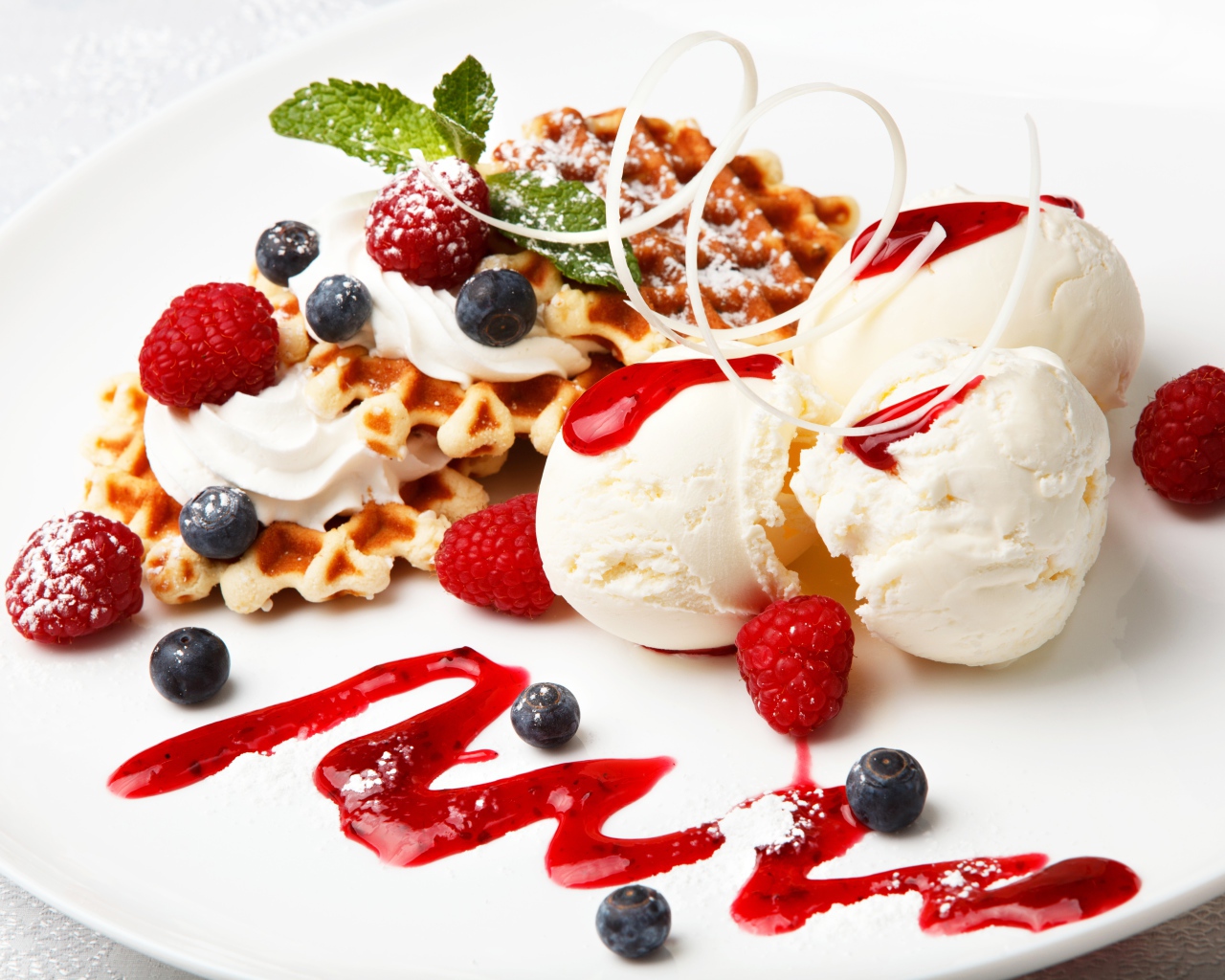 Ванильное мороженое с вафлями и свежими фруктами 