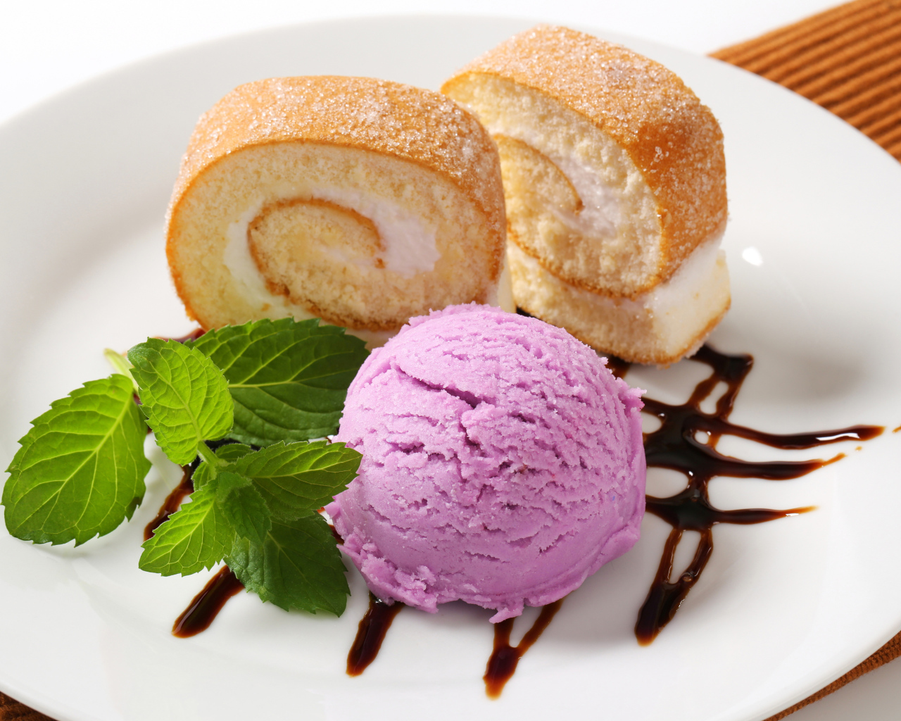 Ванильный рулет с мороженым 