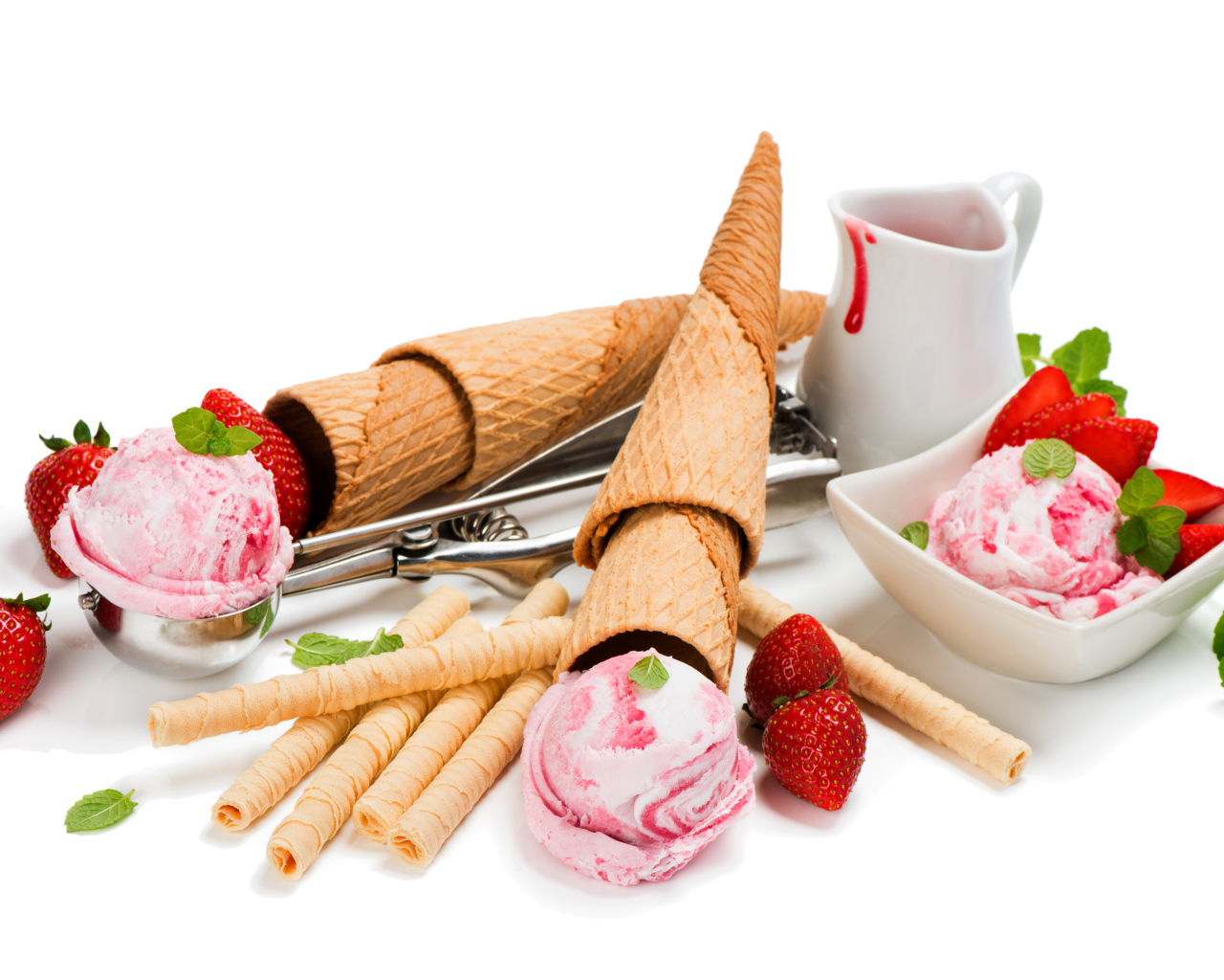 Вафельные трубочки с шариками мороженого и свежей клубникой на белом фоне