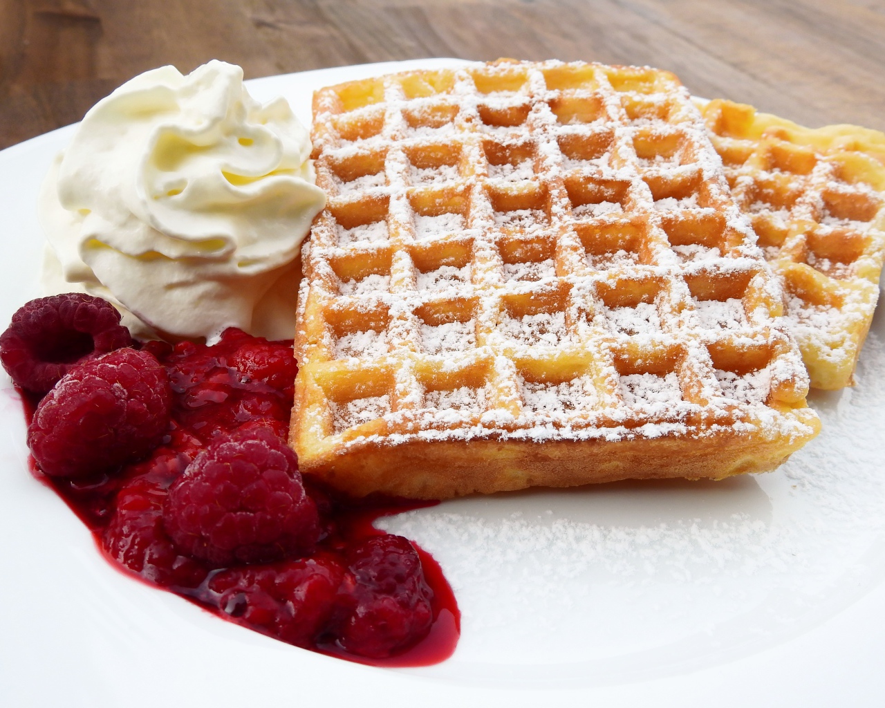 Вафли с малиновым джемом и сливками 