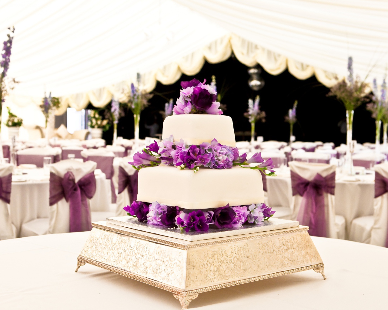 Свадебный торт со свежими цветами