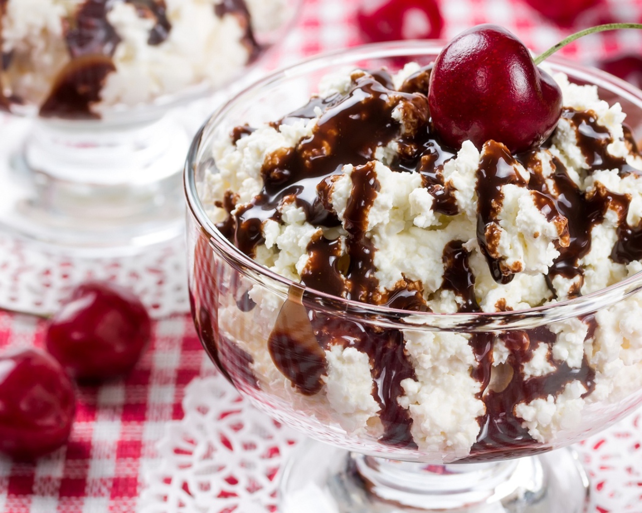 Белое сливочное мороженое с шоколадом и черешней 