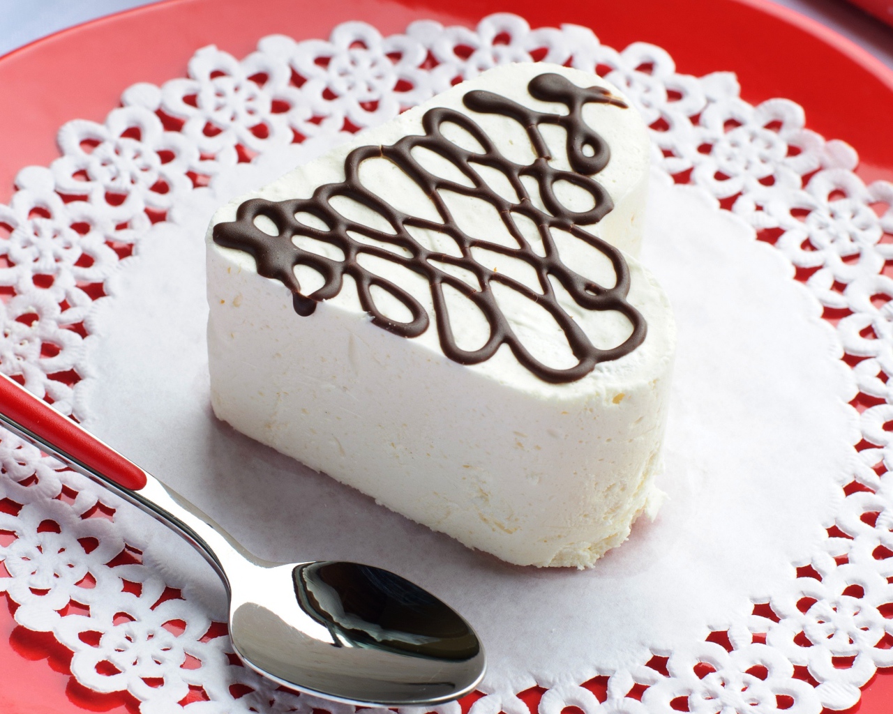 Белое пирожное в форме сердца с шоколадом