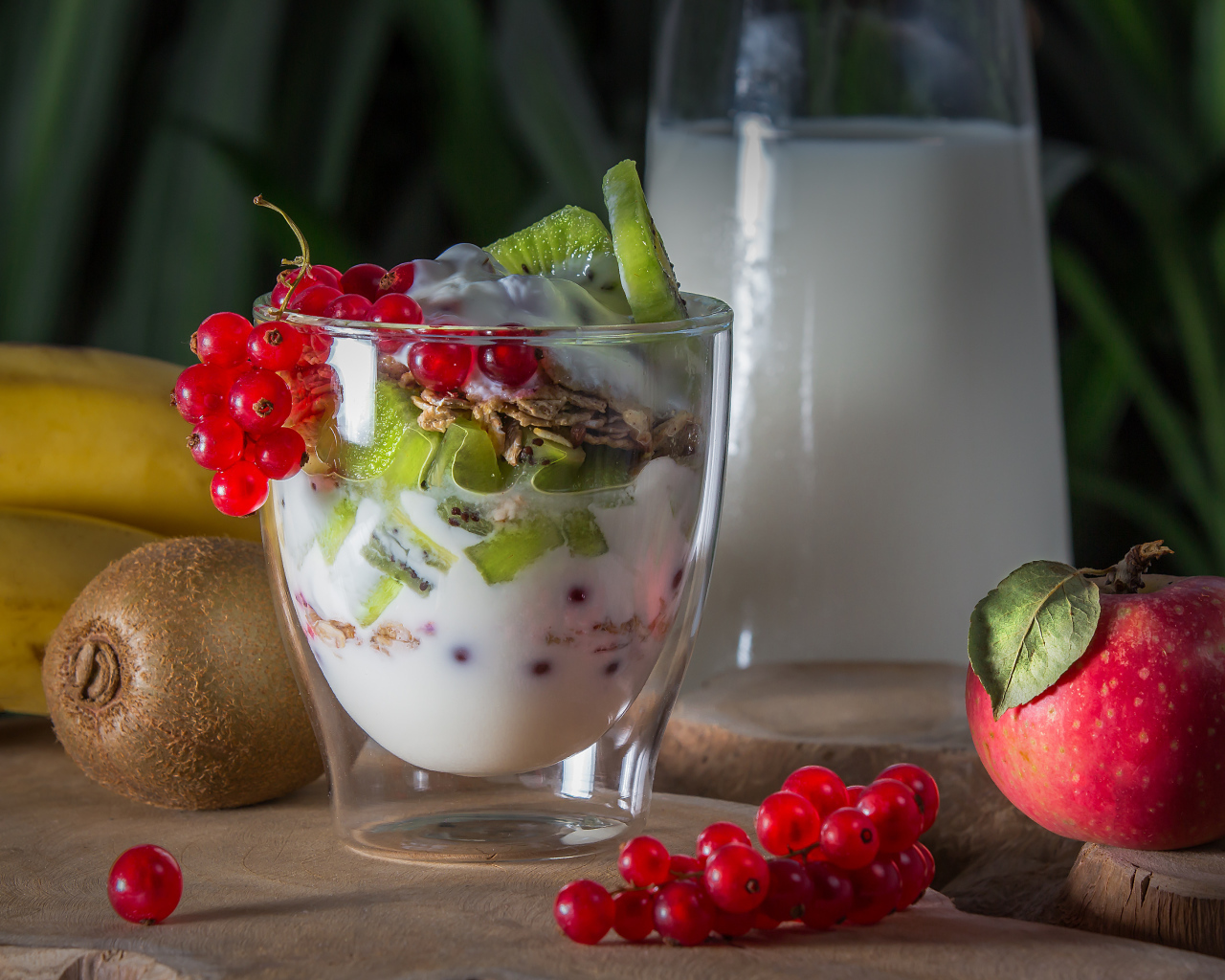 Йогурт с яблоками, киви и красной смородиной на завтрак