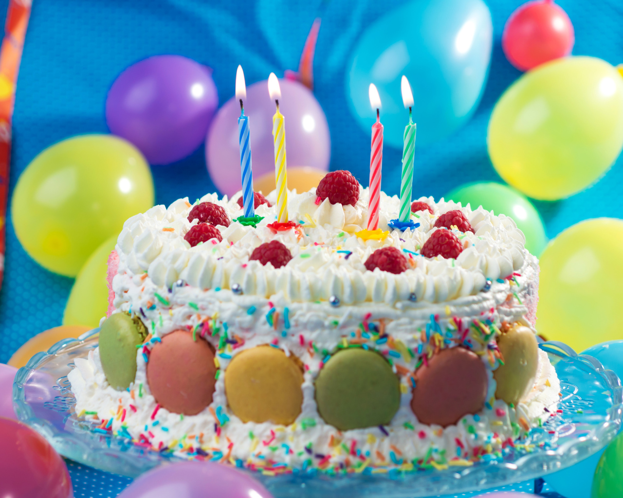 Красивый праздничный торт со свечами 