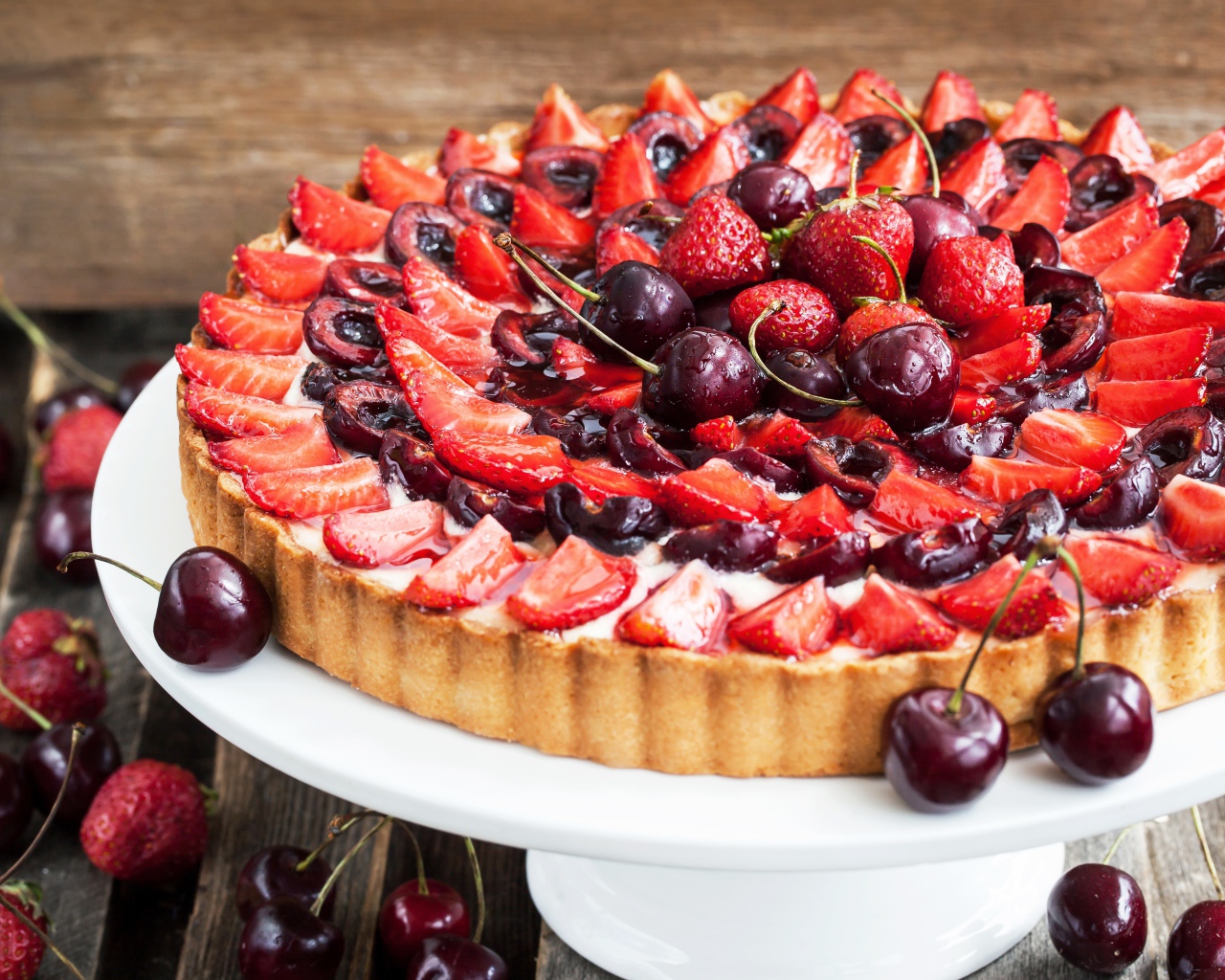 Пирог со свежей аппетитной клубникой и вишней 