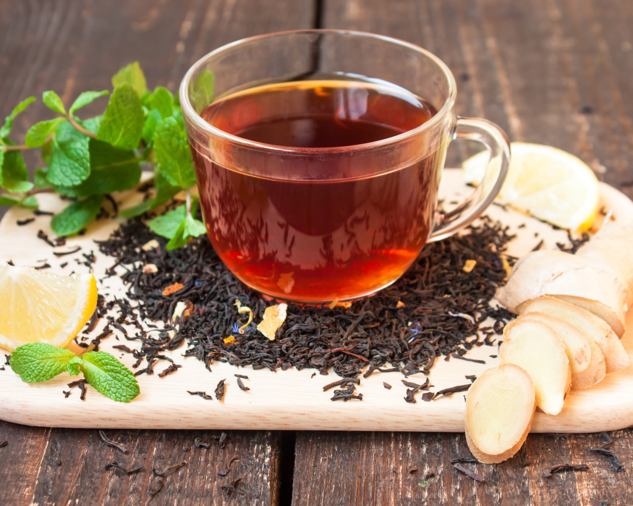 Чашка черного чая с имбирем 