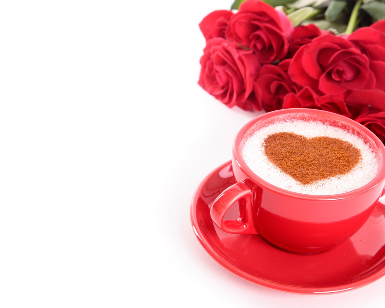 Чашка кофе с рисунком и букетом красных роз на белом фоне
