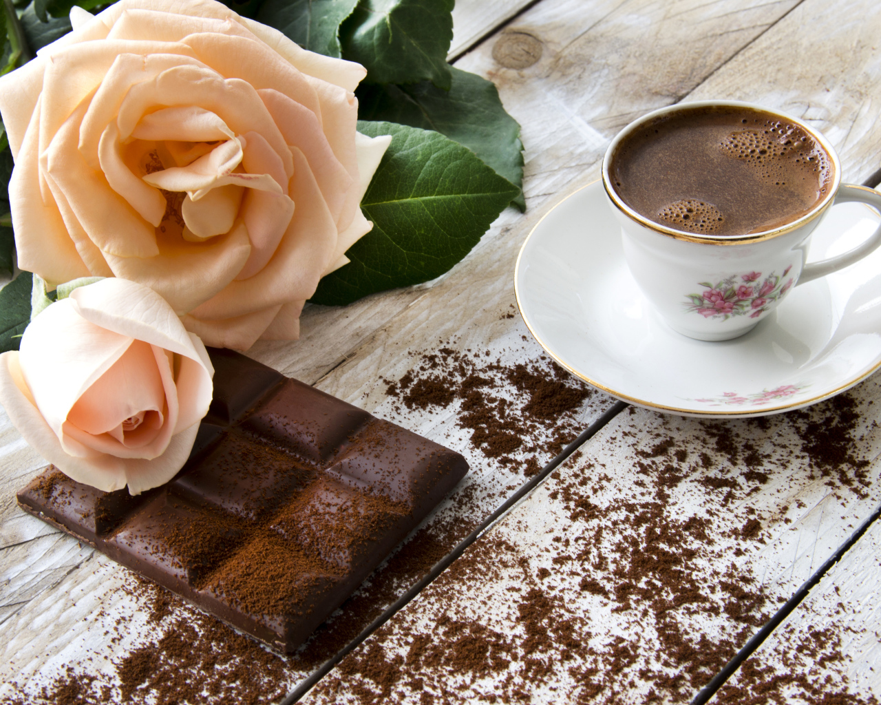 Чашка кофе с черным шоколадом и розой 