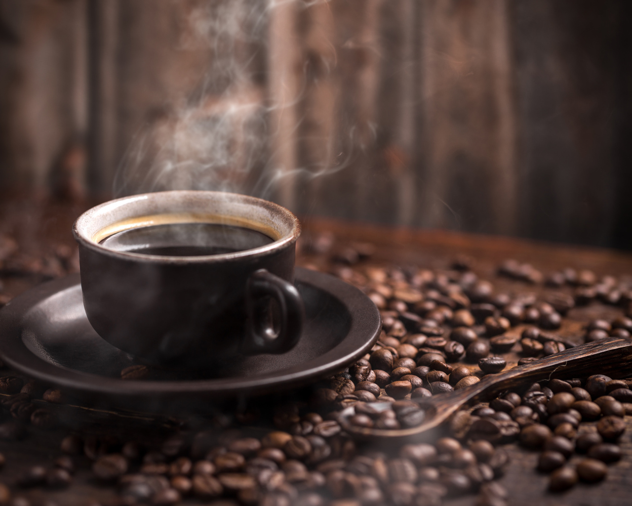 Чашка горячего ароматного кофе с кофейными зернами