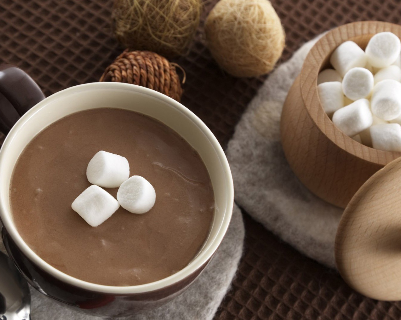 Чашка горячего шоколада с маршмеллоу 