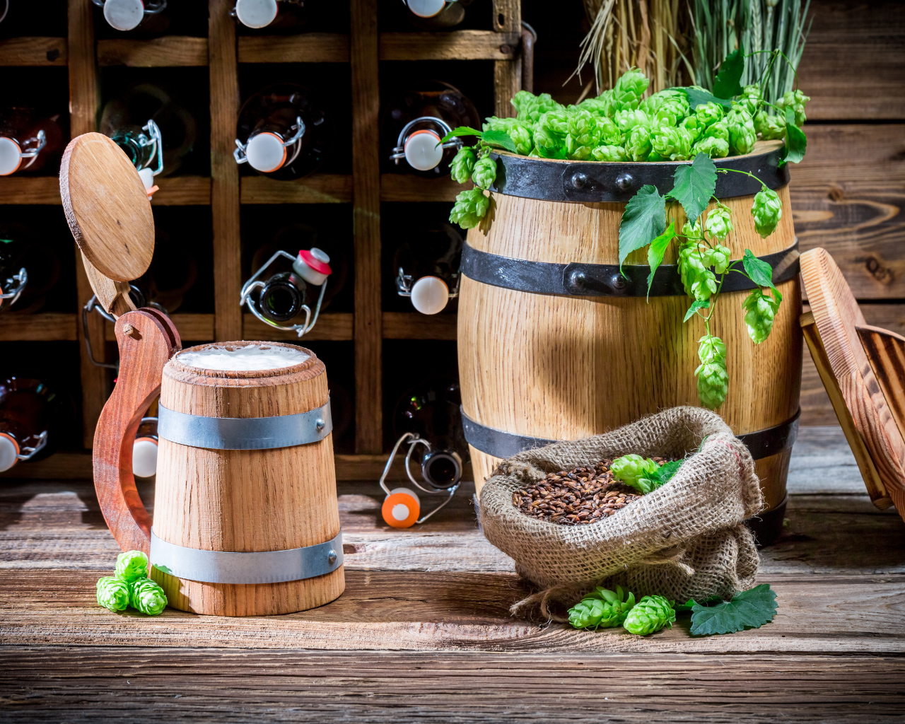 Бокал пива и деревянная бочка с хмелем на столе