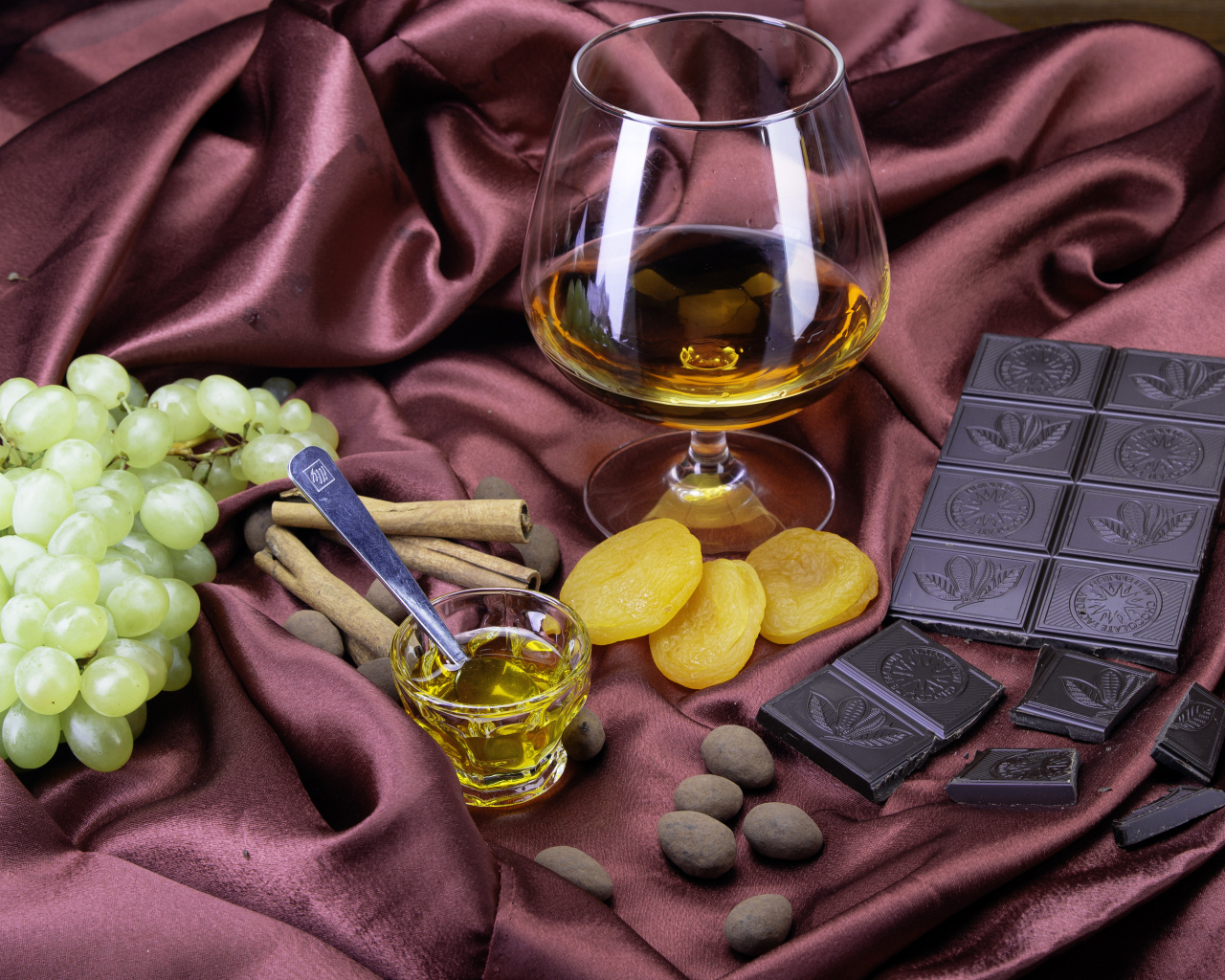 Бокал виски с виноградом, черным шоколадом и курагой
