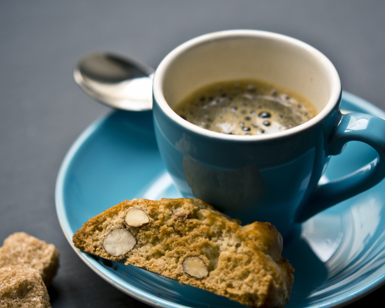 Голубая чашка с кофе с печеньем на завтрак