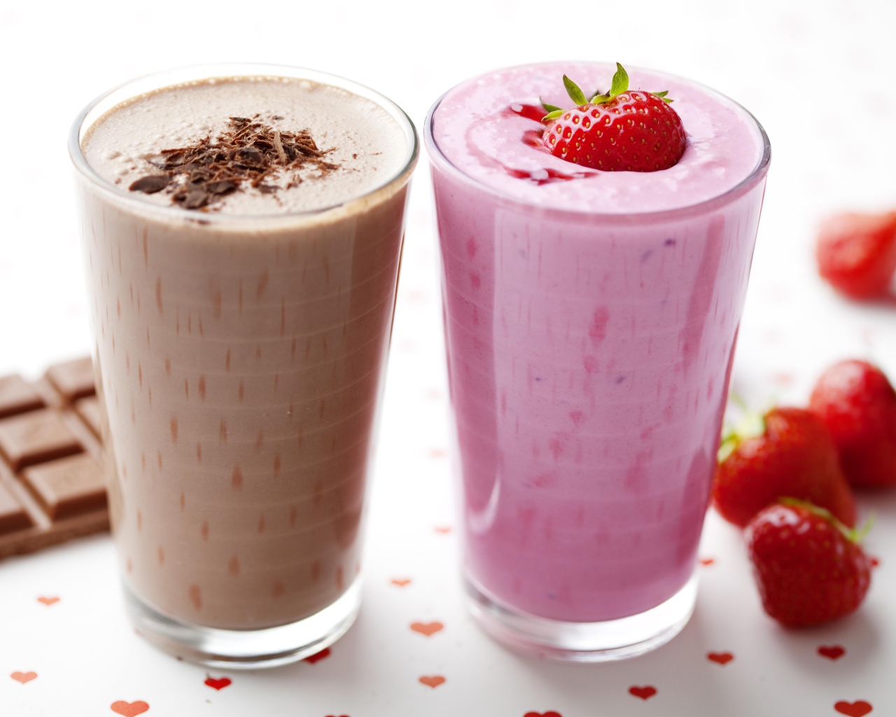 Шоколадное и клубничное смузи в стаканах на столе
