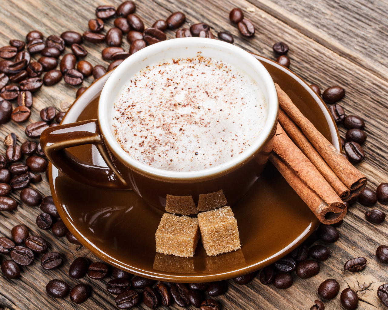 Кофе в коричневой чашке с корицей и сахаром 