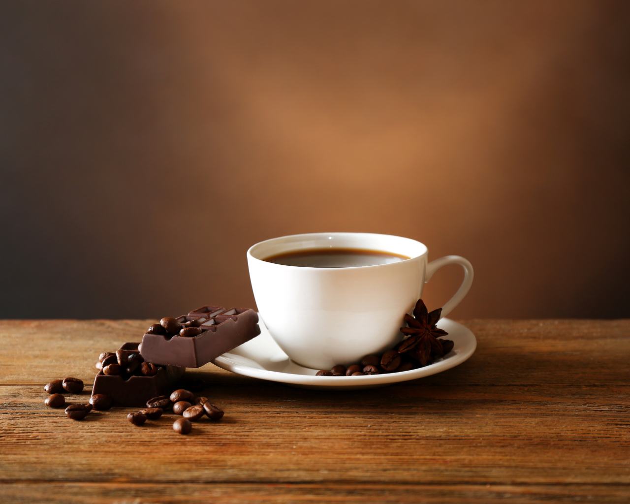 Кофе в белой чашке с черным шоколадом