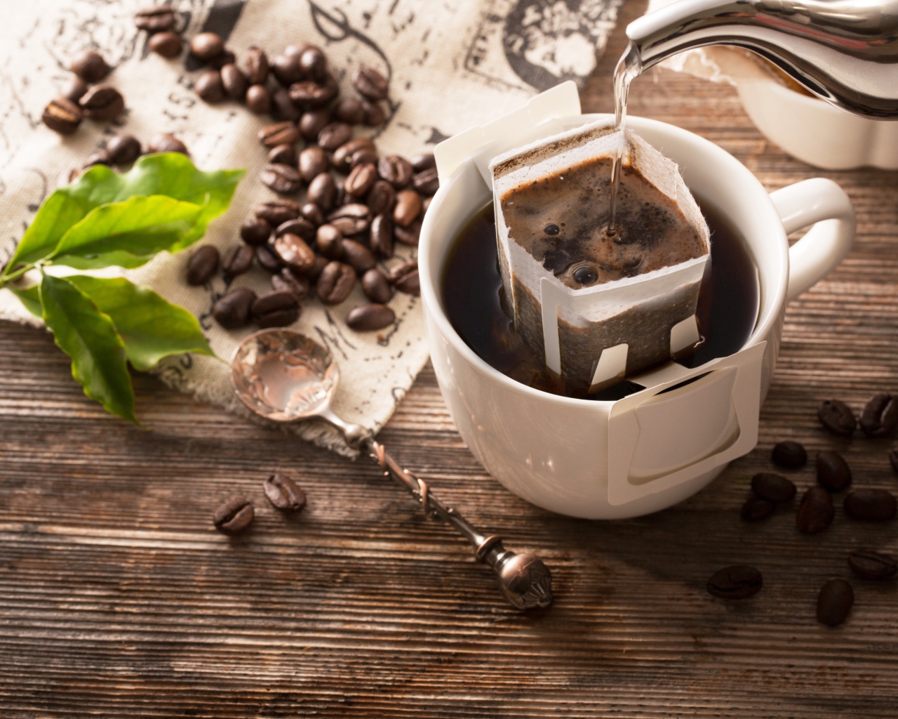 Кофе заваривают в белой чашке