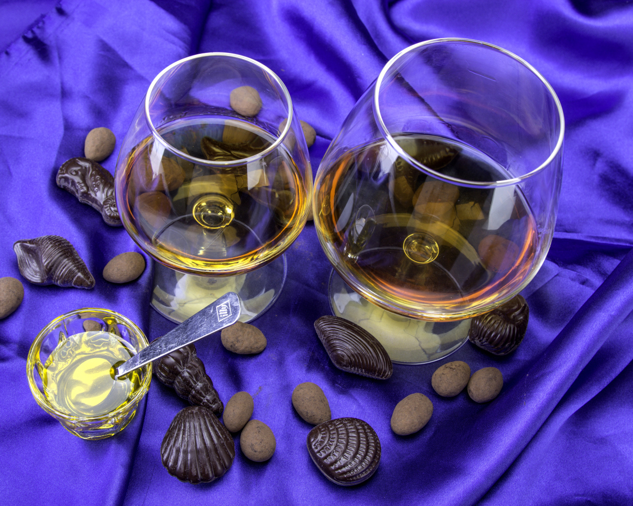 Коньяк в бокалах с шоколадными конфетами