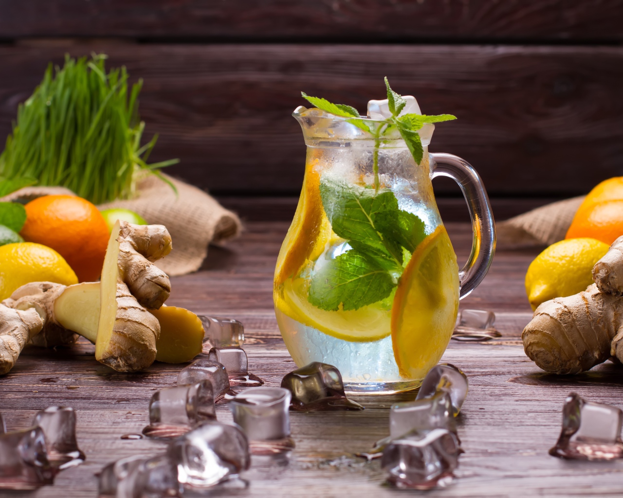 Холодный цитрусово - имбирный лимонад со льдом