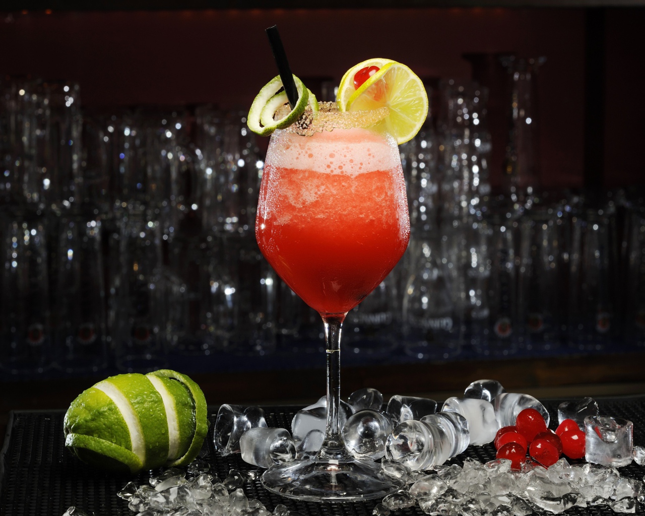 Коктейль Дайкири с лаймом, мятой и вишней