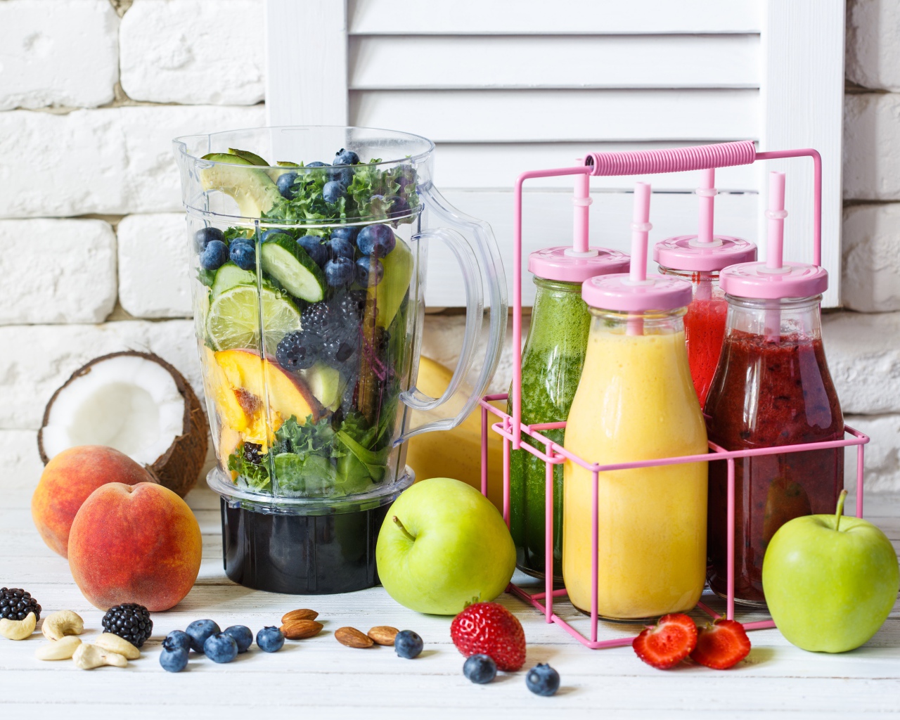 Вкусный напиток смузи в бутылках на столе