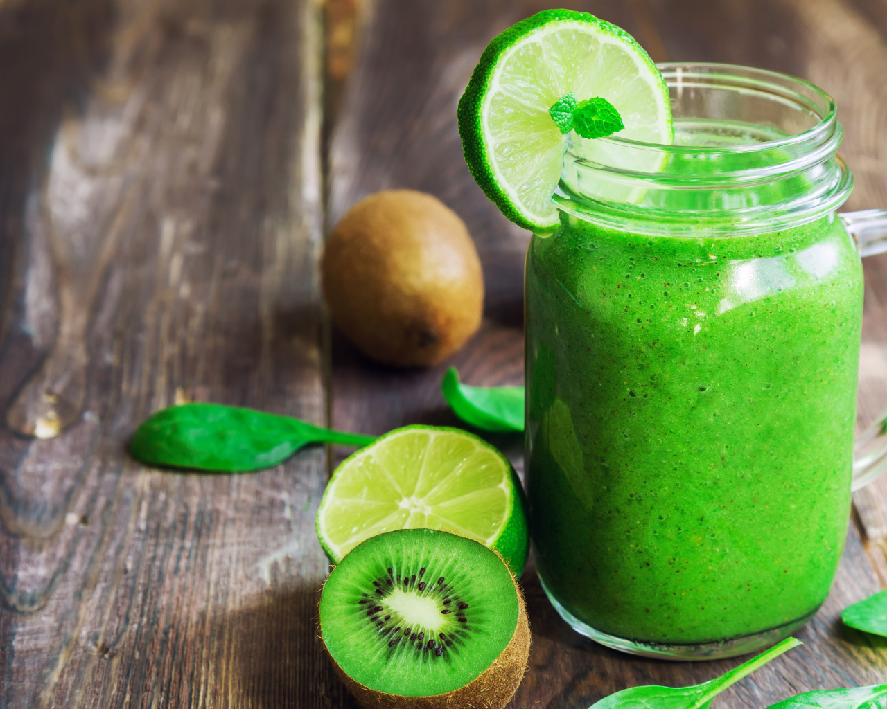 Вкусный зеленый коктейль с киви и лаймом 