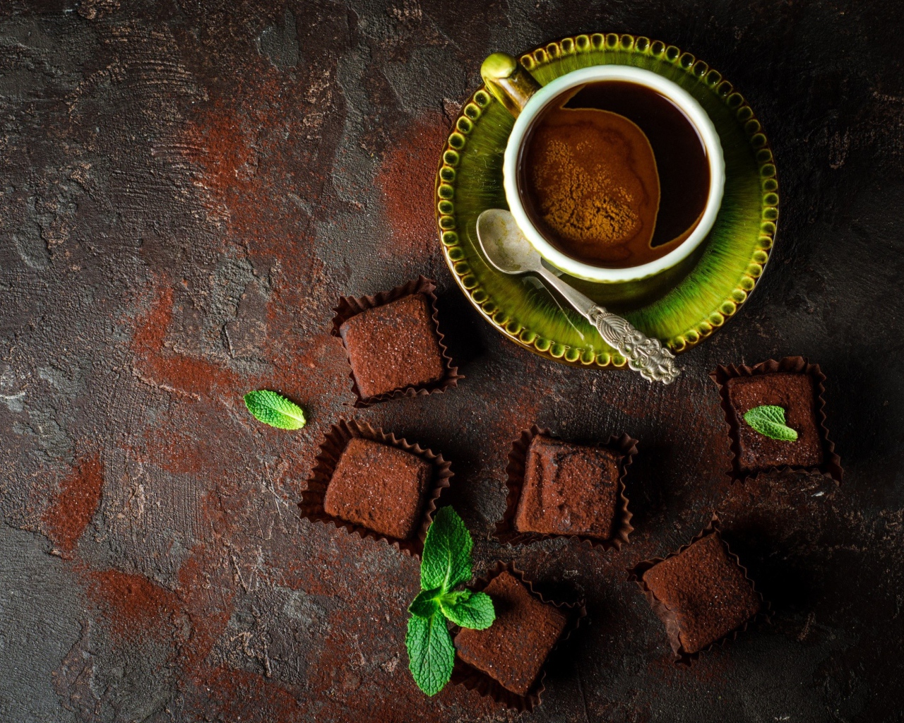 Ароматный кофе в чашке с шоколадными конфетами 