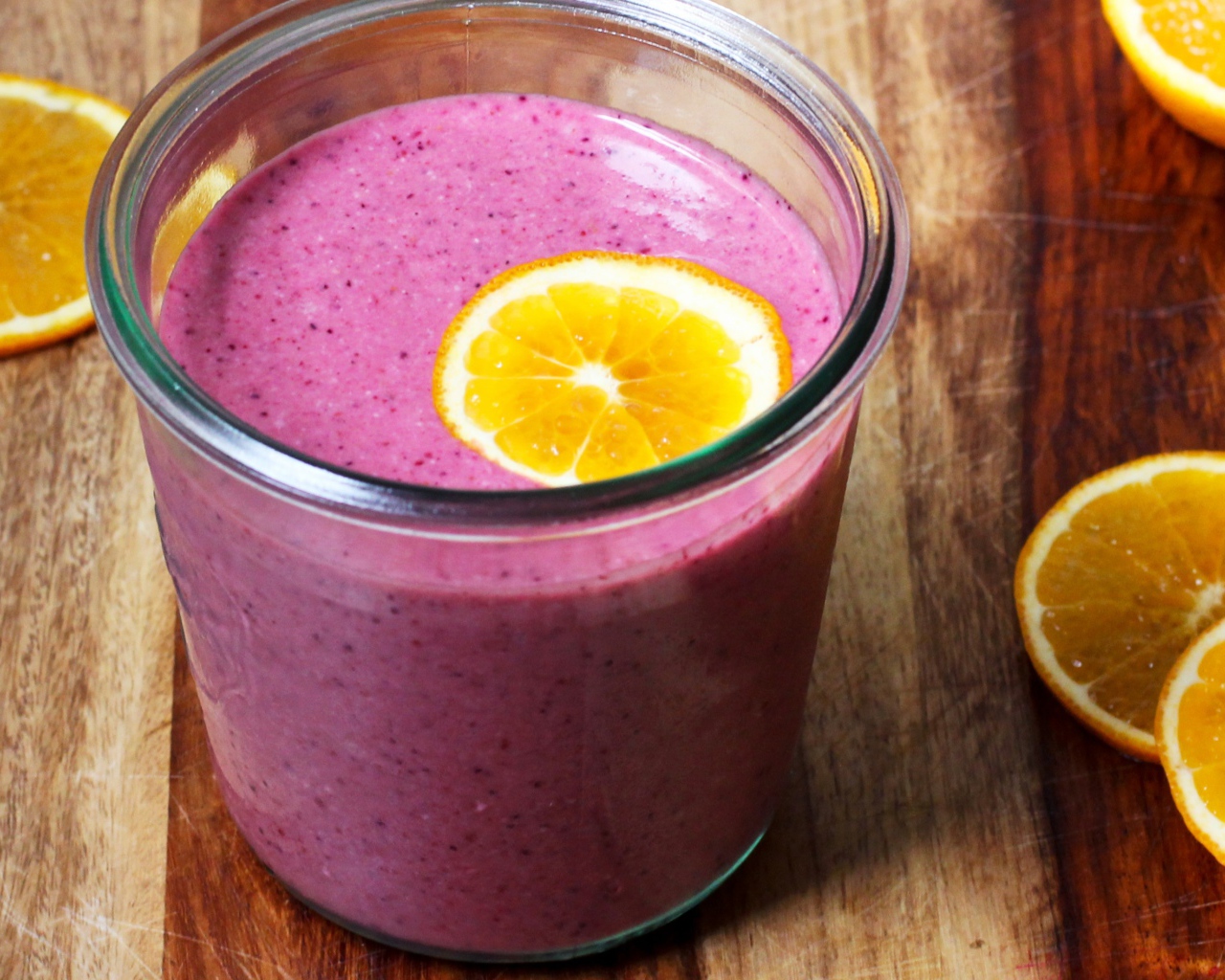 Свежий ягодный смузи с кусочками апельсина