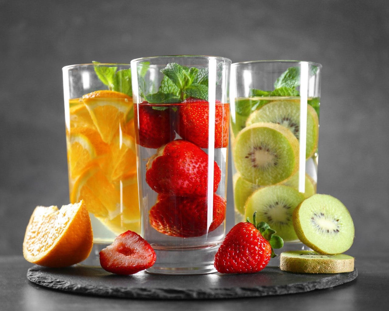 Фруктовый коктейль мохито в прозрачных стаканах 