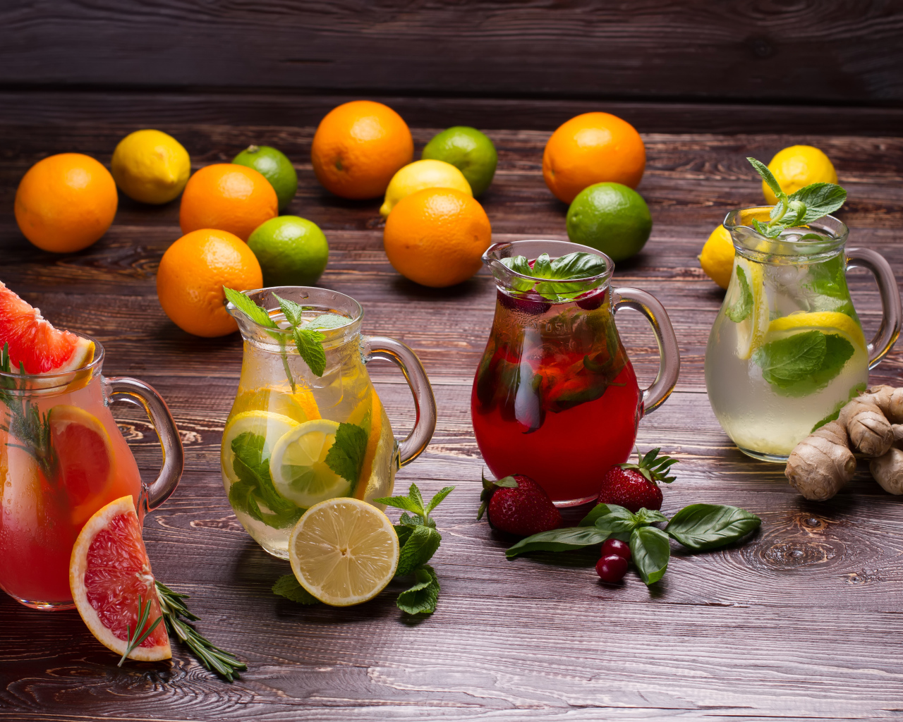 Стеклянные  кувшины с фруктовыми напитками 