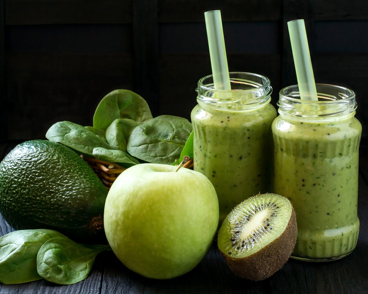 Зеленый коктейль с киви, авокадо и зеленым яблоком 