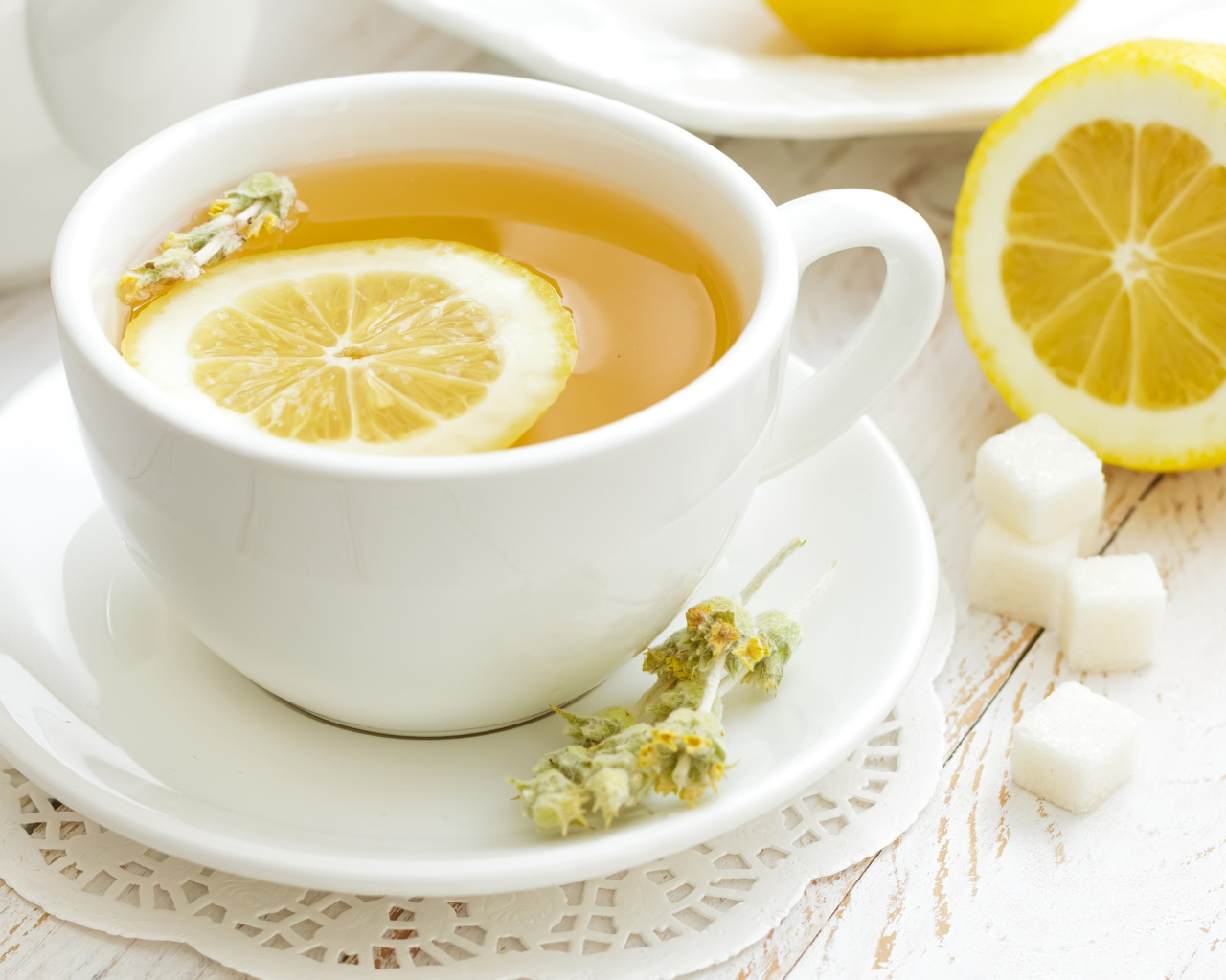 Зеленый чай с лимоном в белой чашке 