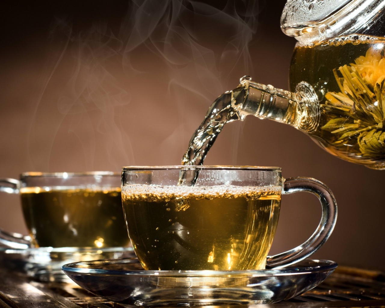 Травяной чай в прозрачных чашках 