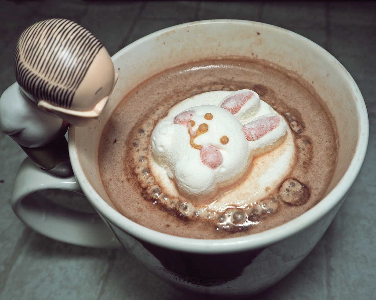 Горячий какао с зайцем из зефира 