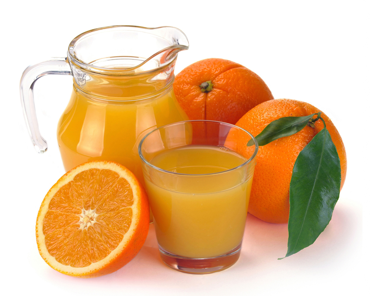 Кувшин со свежевыжатым апельсиновым соком с фруктами на белом фоне