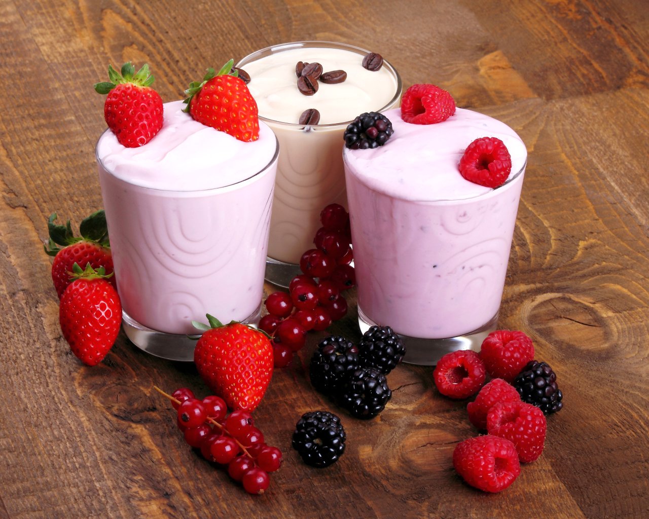 Молочные  коктейли с ягодами малины, клубники и ежевики 