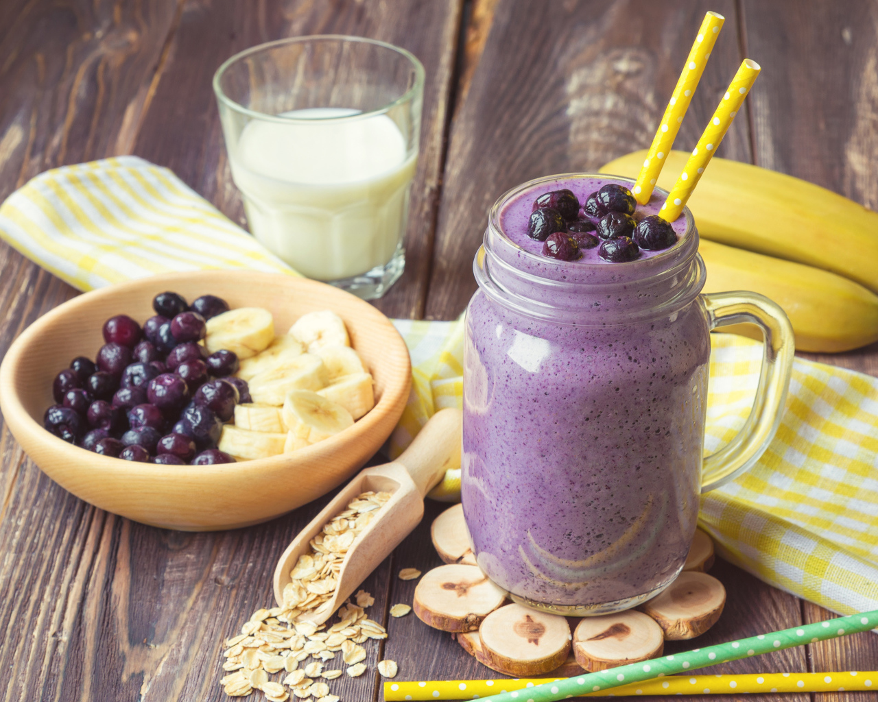 Молочный коктейль с ягодами черники и бананами 