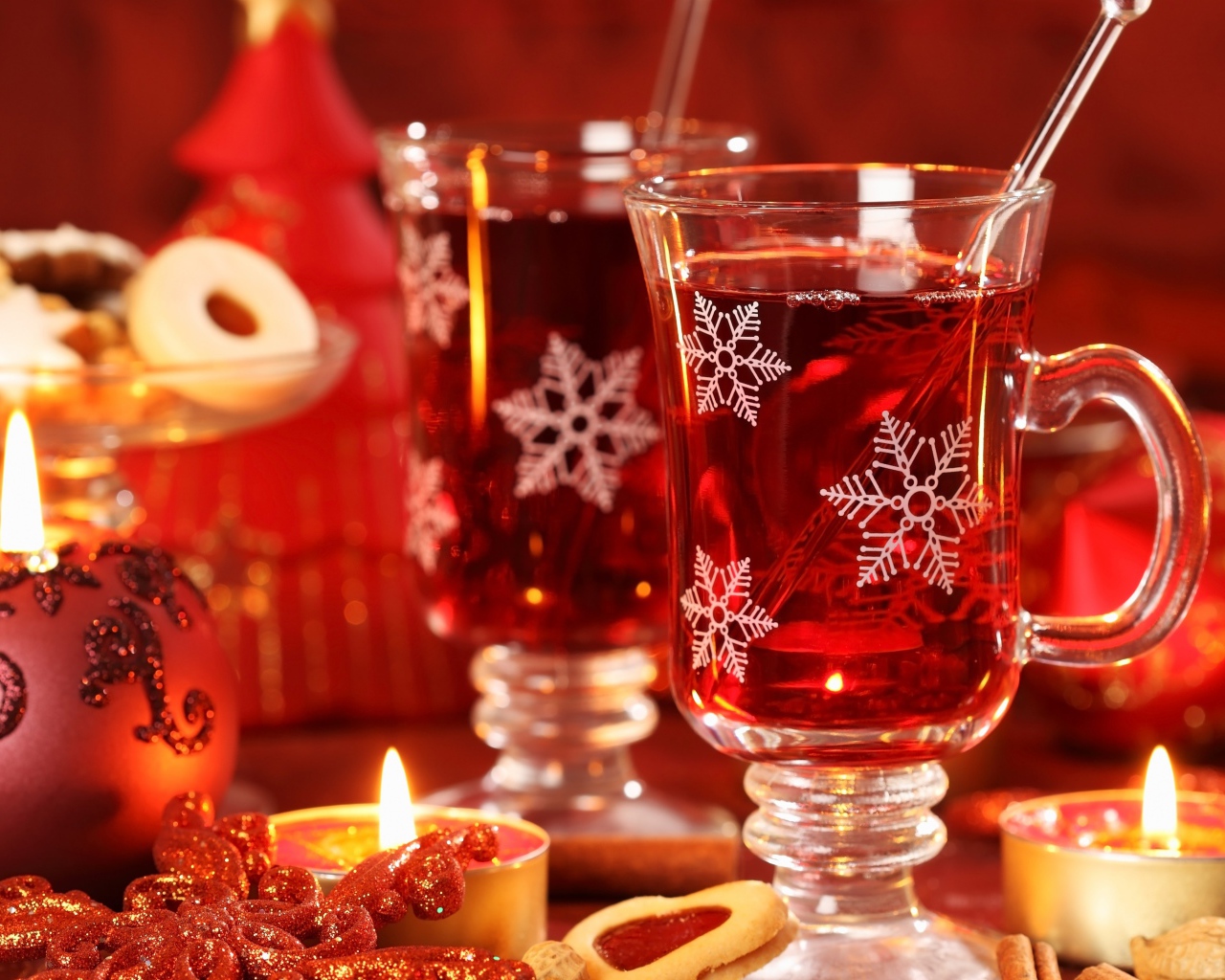 Новогодний глинтвейн с праздничными свечами