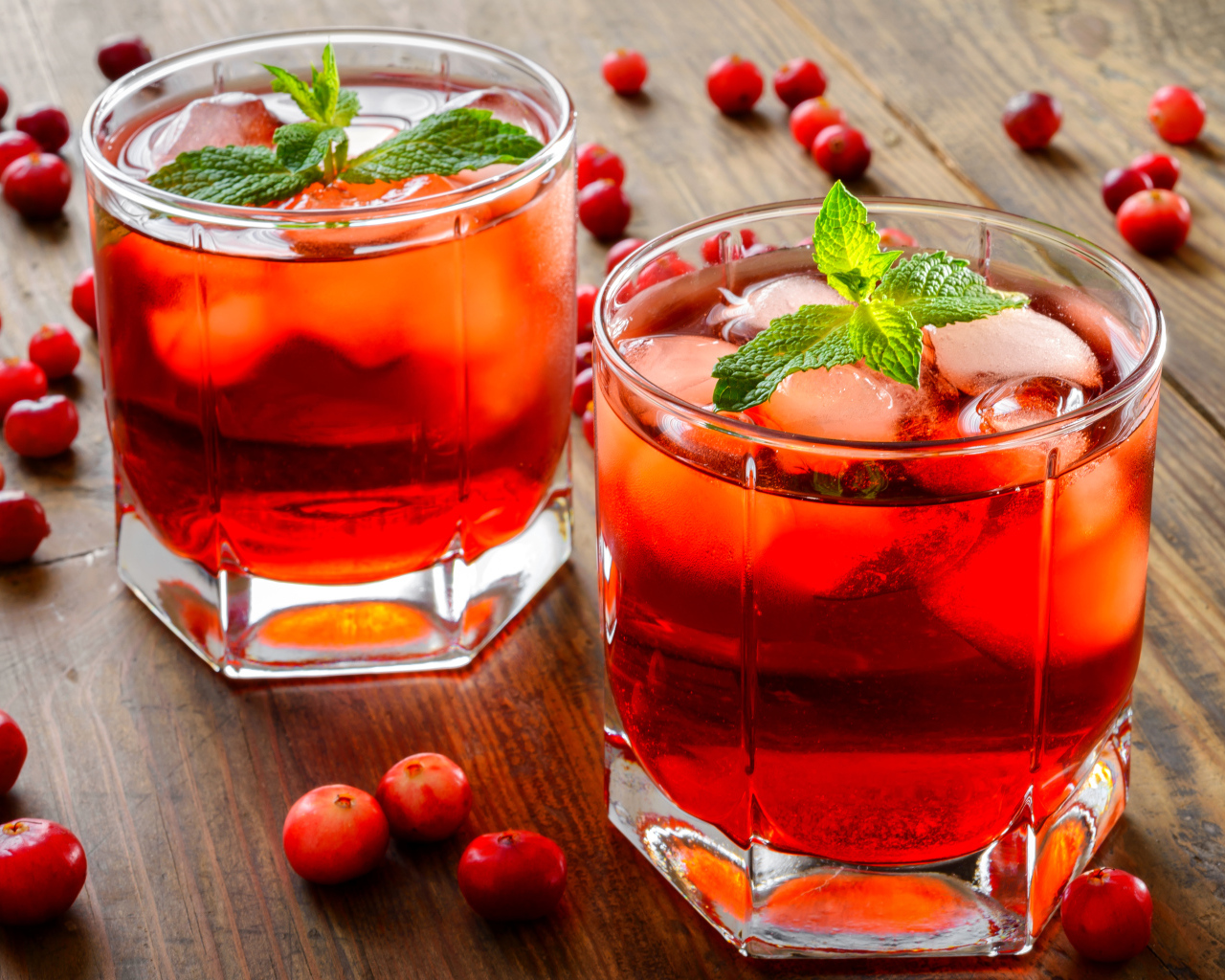 Освежающий напиток с клюквой и мятой