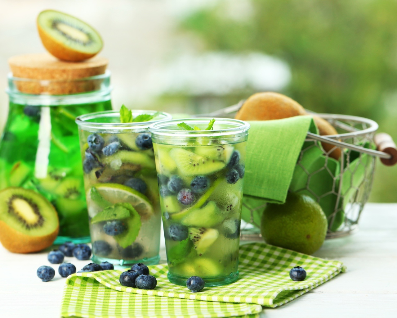 Освежающий напиток с киви, лаймом и черникой 