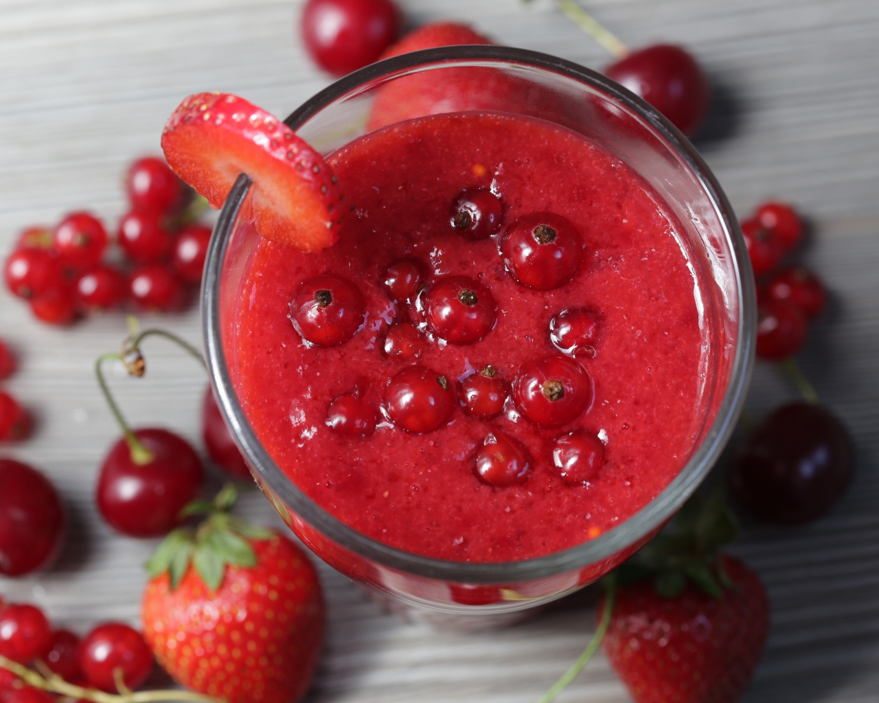Смузи с ягодами смородины, вишней и клубникой